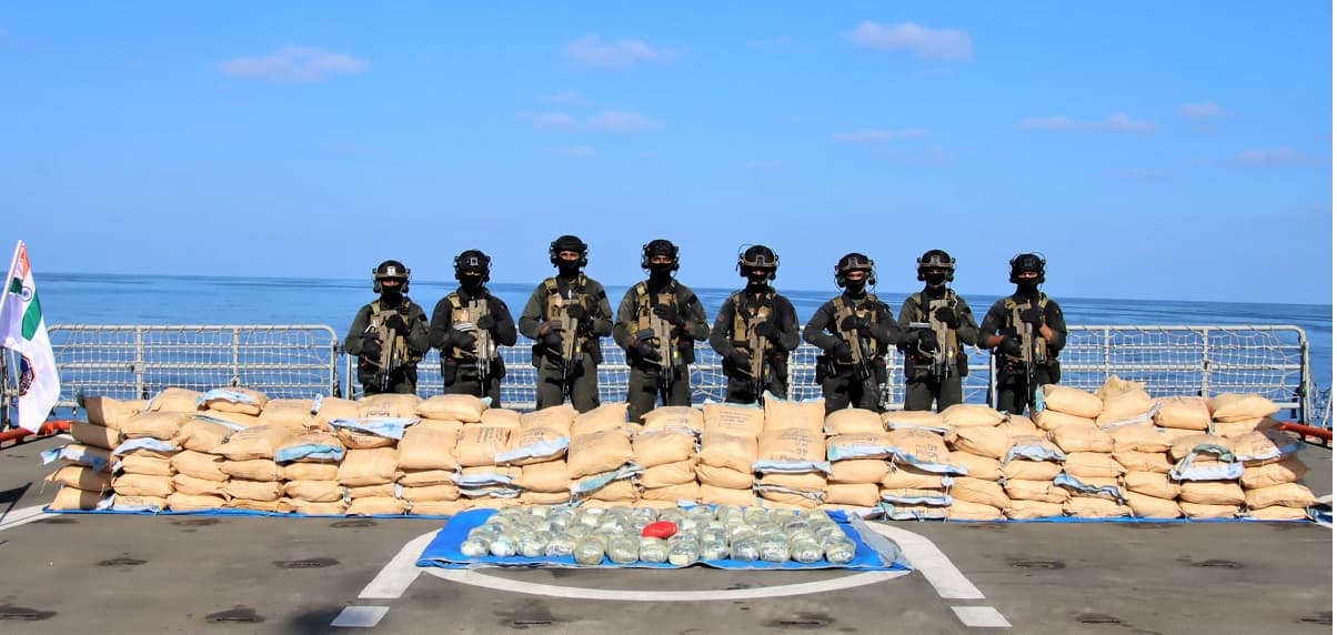 Defense: भारतीय नौसेना ने बड़ी कार्रवाई करते हुए 2500 किलो ड्रग्स किया जब्त