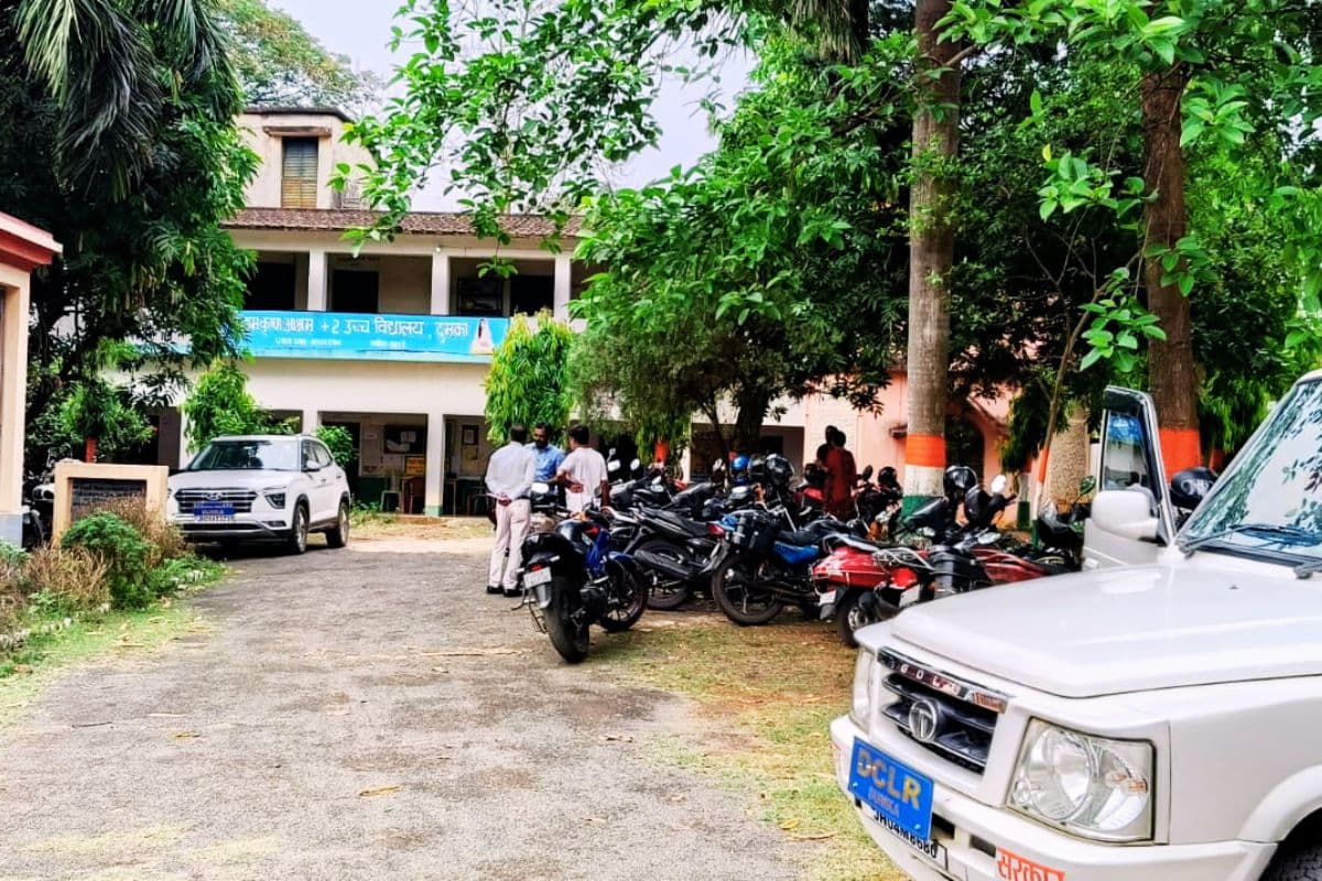 Dumka News: मैट्रिक परीक्षा मूल्यांकन केंद्र में लगी आग, 800 कॉपियां जलीं