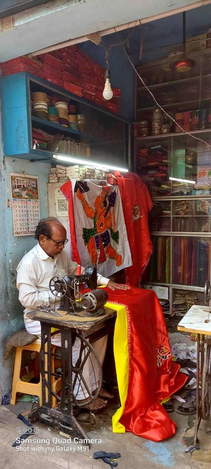 Bokaro News : 42 साल से रामनवमी के लिए महावीरी पताका बनाते आ रहे हैं जरीडीह बाजार के मो अजीज