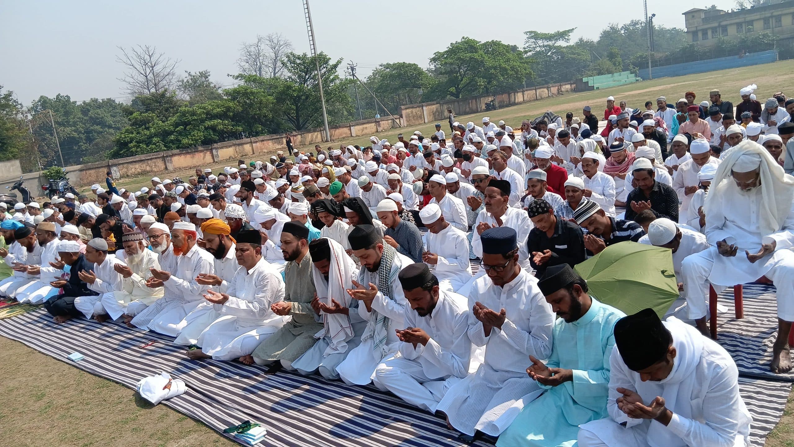 Bokaro News : बेरमो में भाईचारा के साथ मनी ईद