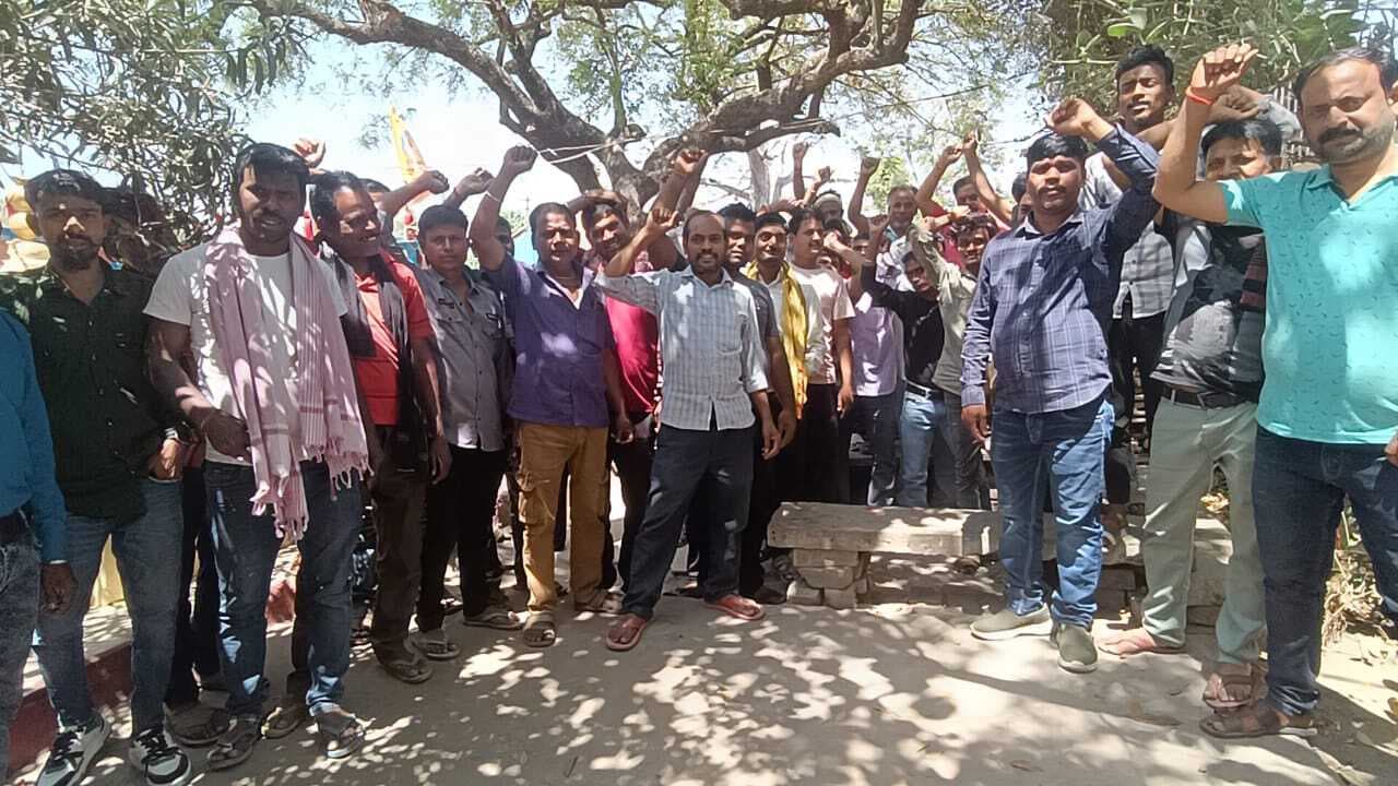 ई-रिक्शा चालकों ने प्रतिबंध के विरुद्ध की बैठक