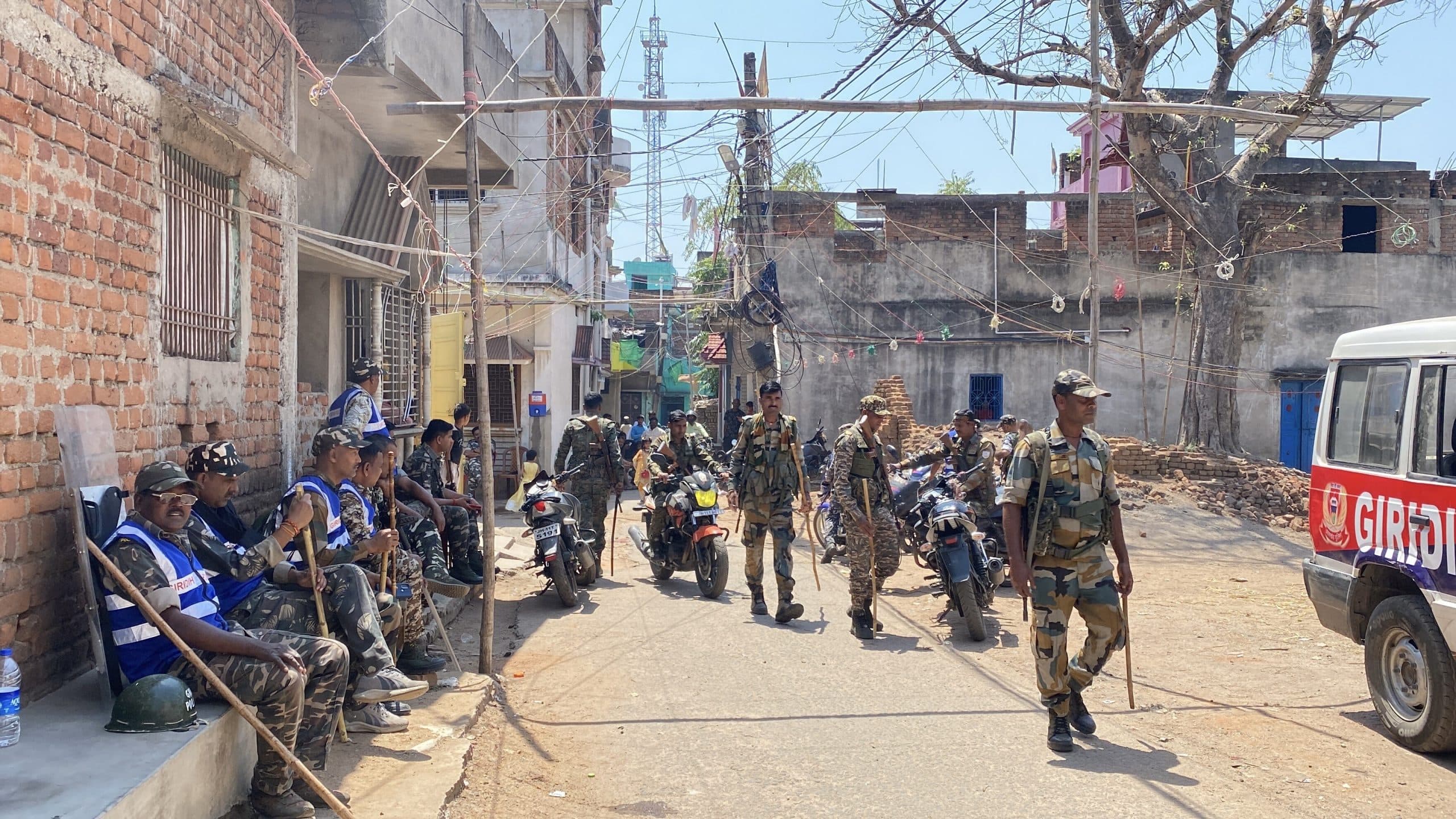 Giridih News :दो पक्षों का विवाद के बाद हुआ पथराव, पुलिस कर रही कैंप