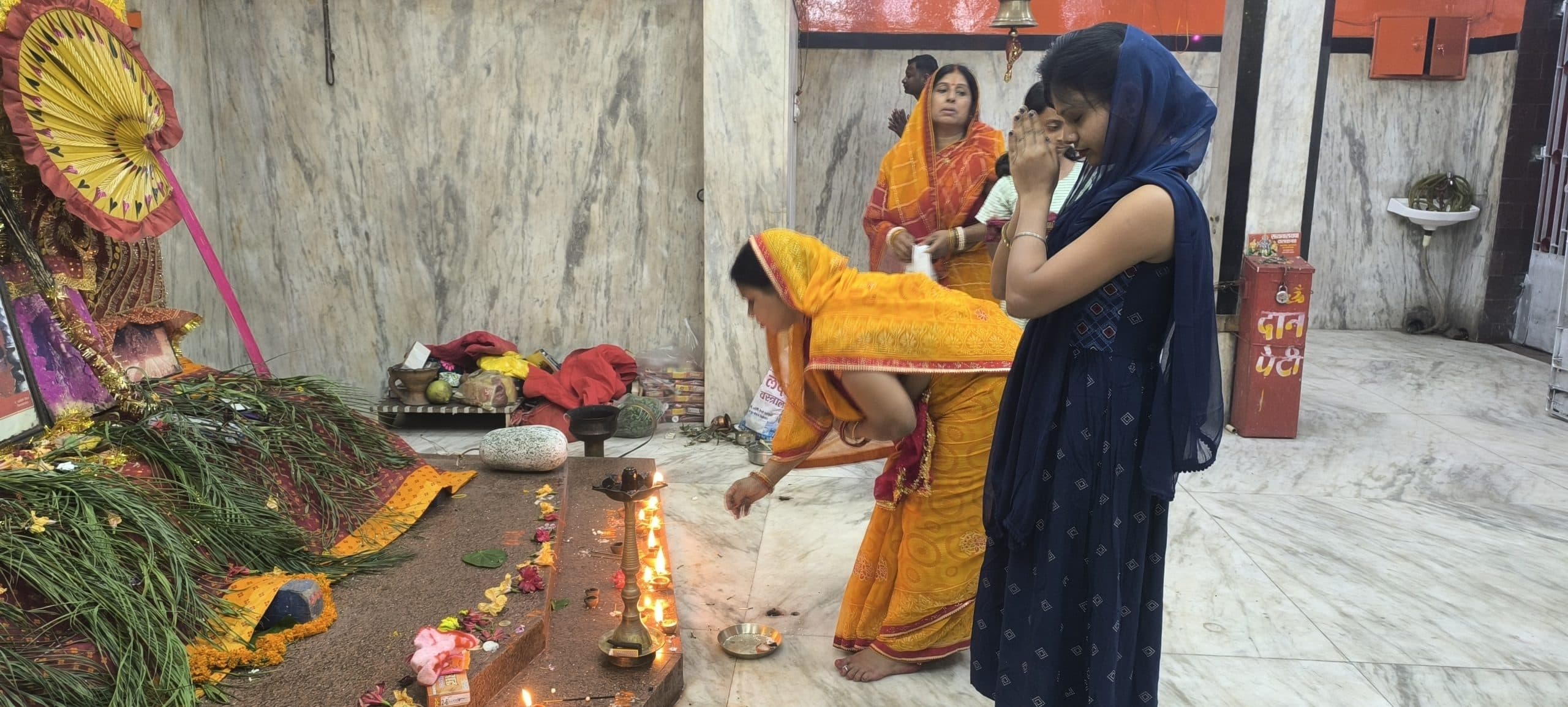 Giridih News :छोटी दुर्गा मंडप में उमड़ रहीं महिला श्रद्धालु