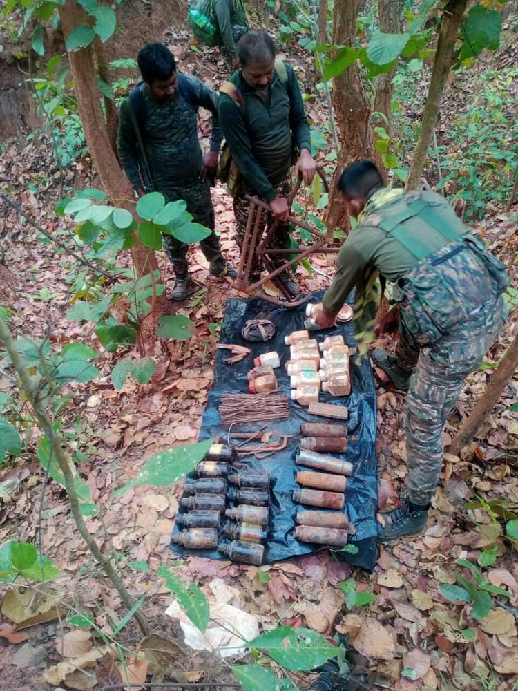 Chaibasa News : नक्सली डंप से एलएमजी व पोटेशियम क्लोराइड बरामद