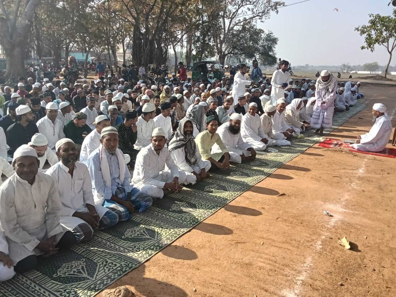 ईद की नमाज अदा कर अमन चैन की दुआएं मांगीं