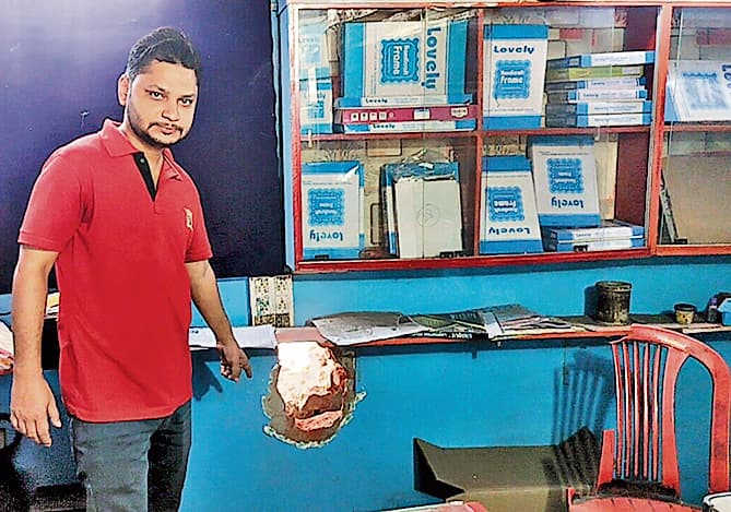 Dhanbad News : केंदुआ में दुकान की दीवार काट 35 हजार की संपत्ति ले गये चोर