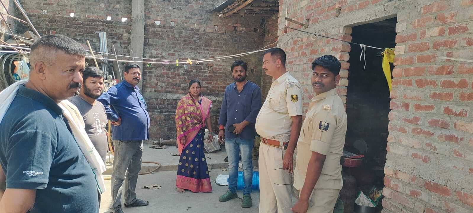 चोरों ने दिनदहाड़े लाखों के जेवरात और नकदी चुराया