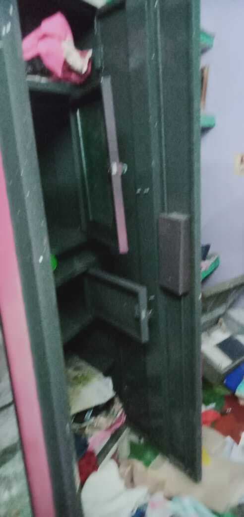 शिक्षक दंपती के घर में दिनदहाड़े चोरों ने की चोरी