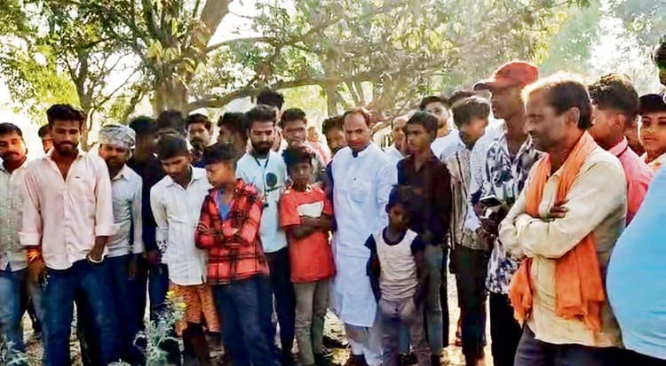 Gopalganj News : घर से निकली युवती का पेड़ से लटका मिला शव, हत्या या आत्महत्या, जांच में जुटी पुलिस