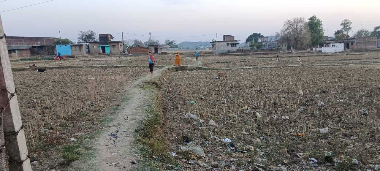 फुलवड़िया रावत टोला में सड़क नहीं, पगडंडी पर चलते हैं ग्रामीण