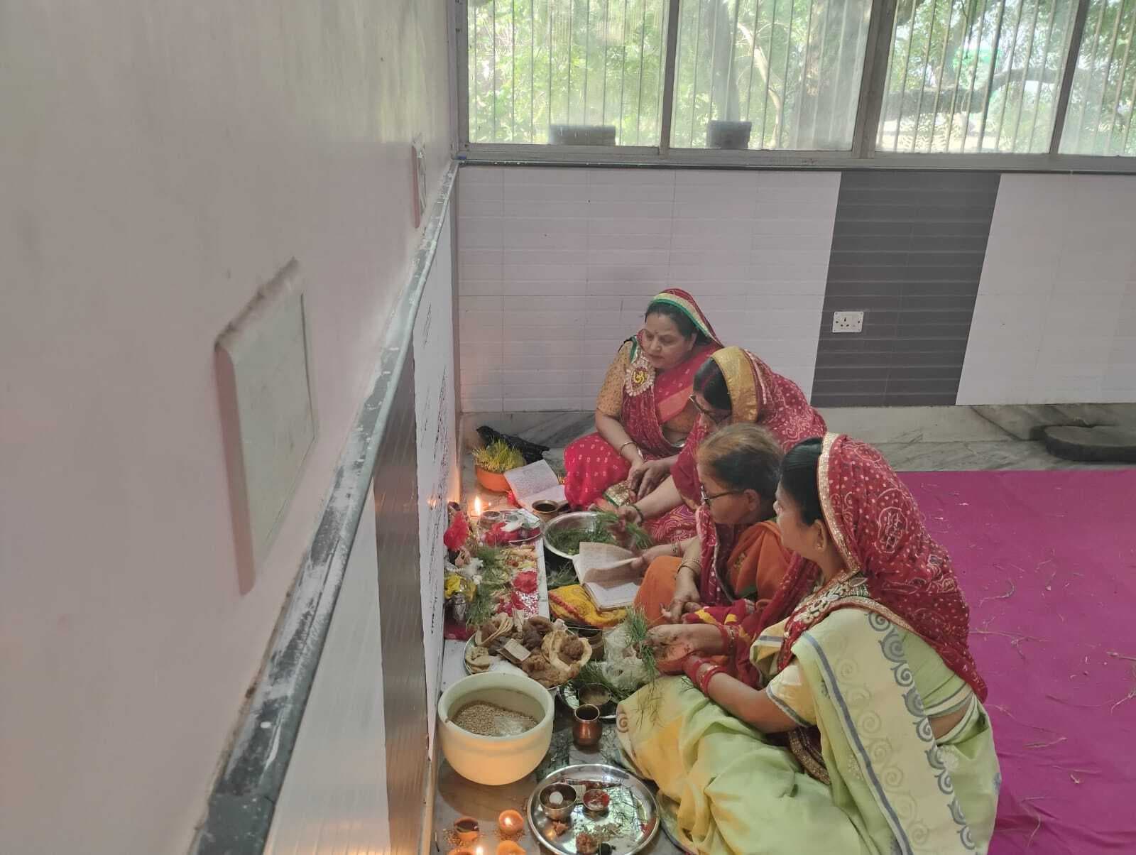 पति की दीघार्यु के लिए महिलाओं ने की गणगौर पूजा