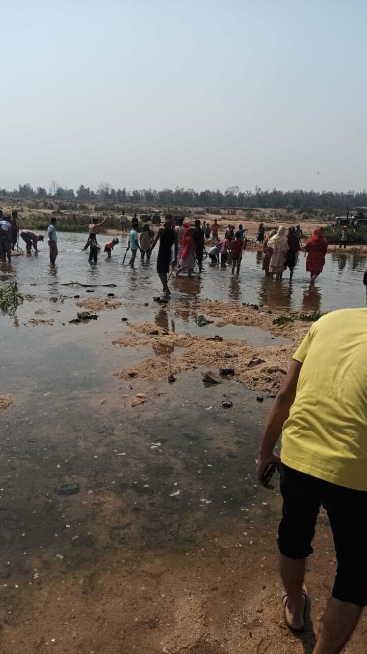 Bokaro News : बालू चोरों के कारण कई गांवों के लोग प्यासे, फूटा आक्रोश