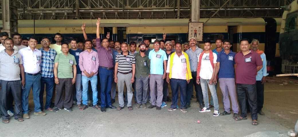 रेलवे कर्मचारियों ने काला बिल्ला लगाकर किया काम