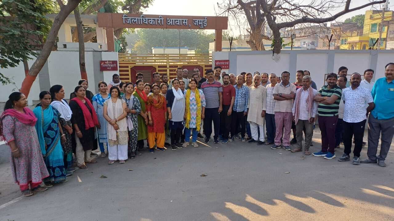पार्क में मॉर्निंग वॉक के लिए लगाये गये शुल्क के विरोध में लोगों ने किया डीएम आवास का घेराव