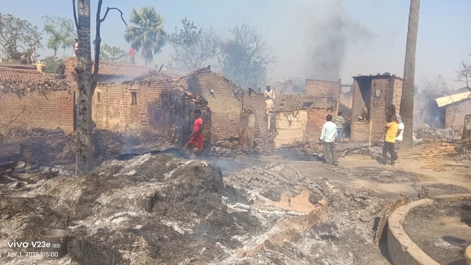 sitamarhi news: बाजपट्टी में भीषण आग में 15 घर जलकर खाक, 40 लाख का नुकसान