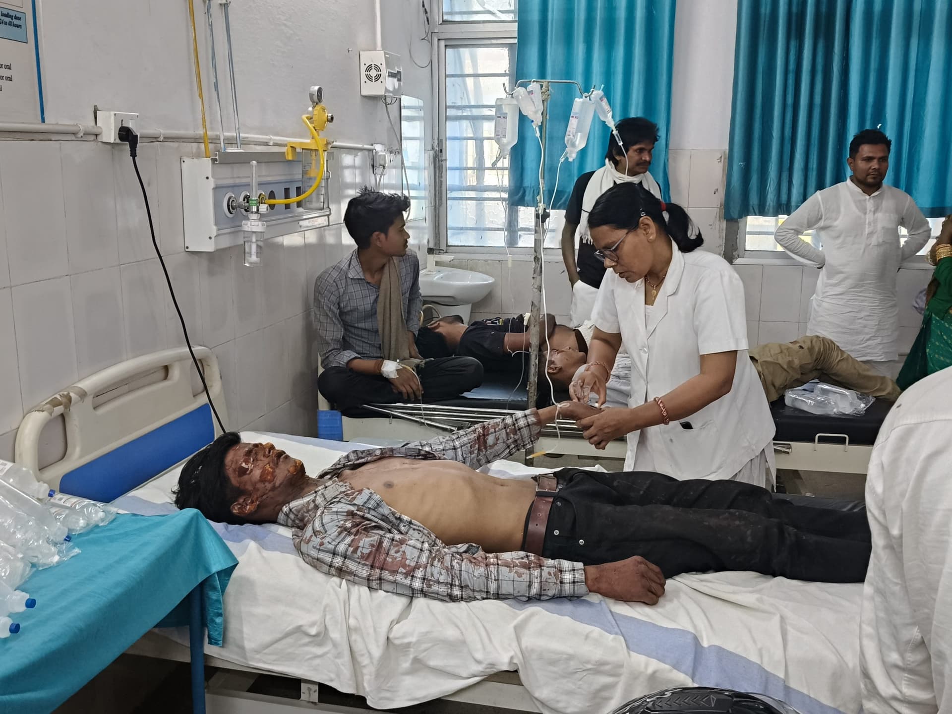sitamarhi news: सड़क दुघर्टना में एक ही परिवार के आधा दर्जन घायल, रेफर
