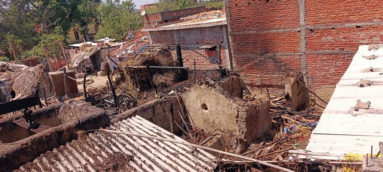 Gaya News : खजूरी गांव में तीन घरों में लगी आग, चार बकरियों की मौत, लाखों की संपत्ति राख