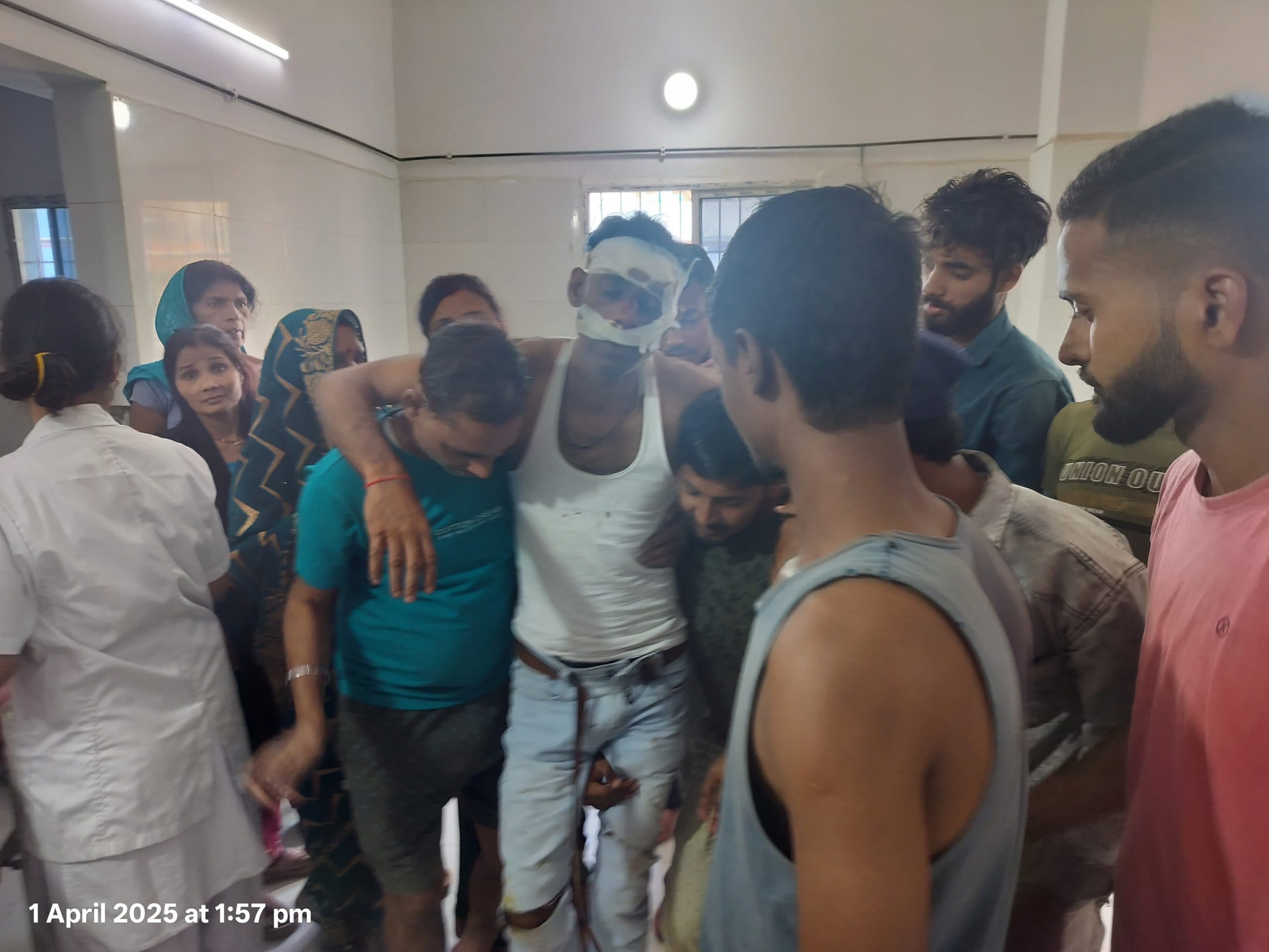 सड़क किनारे खड़े युवक को ई-रिक्शा चालक ने रौंदा, तीन जख्मी