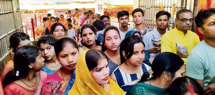 Gopalganj News : नवरात्र के तीसरे दिन मां सिंहासनी के दर्शन से तृप्त हुए श्रद्धालु, मंत्रों से दिव्य हुआ माहौल