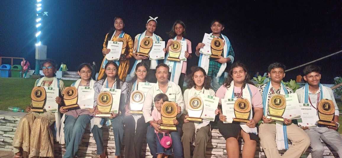 Jamshedpur News : इंटरनेशनल आर्ट प्रदर्शनी में परसुडीह के कलाकार को मिला बेस्ट पेंटिंग अवॉर्ड