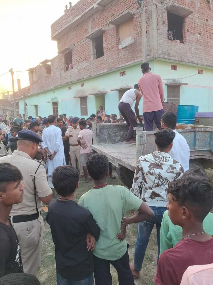 Bhagalpur news पूर्णिया साइबर थाना की पुलिस ने इजहार के घर की कुर्की जब्ती