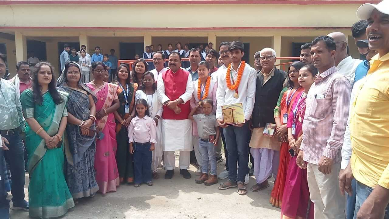 श्यामा उमावि भटोत्तर में मैट्रिक व इंटर के टॉपरों को किया गया सम्मानित