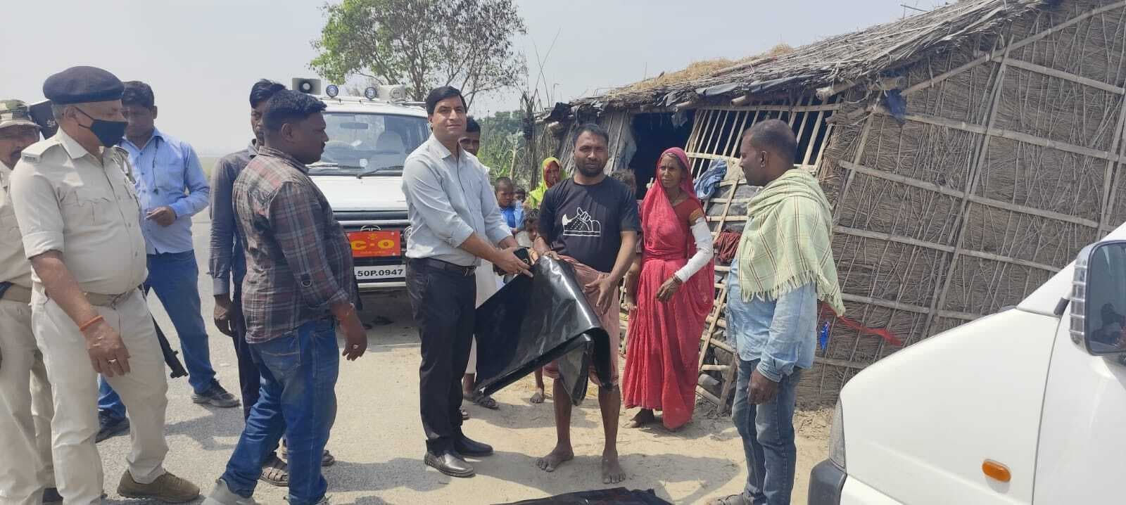 अगलगी से तीन घर व दो दुकान जले, पीड़ित परिवार को दिया गया राहत सामग्री