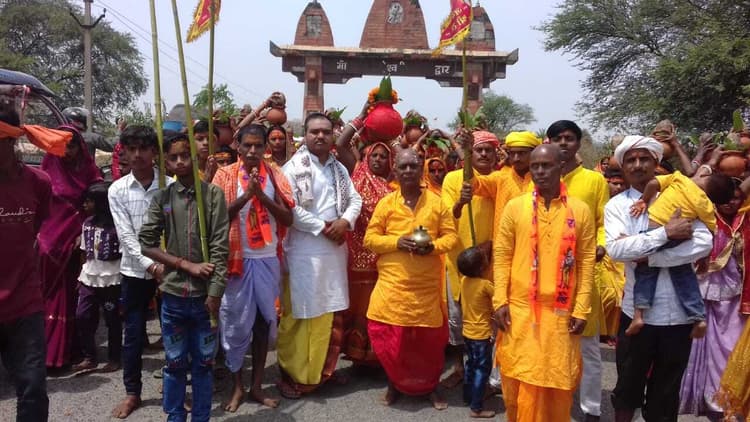 देवीपुर में प्राण-प्रतिष्ठा को लेकर निकाली गयी भव्य कलश यात्रा
