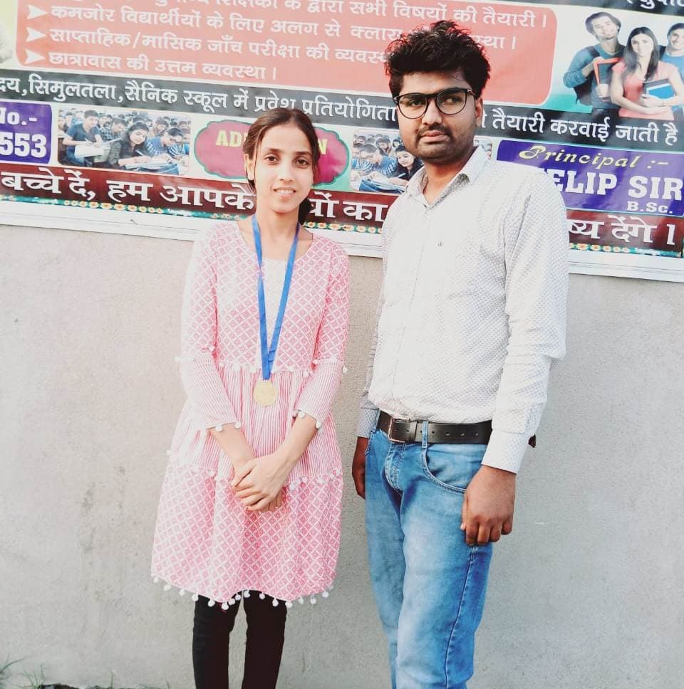 मैट्रिक परीक्षा में बेहतर अंक लाने पर सोनी को किया सम्मानित