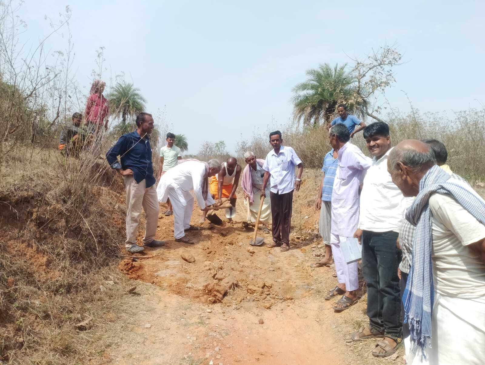 ग्रामीणों ने श्रमदान कर बनायी सड़क