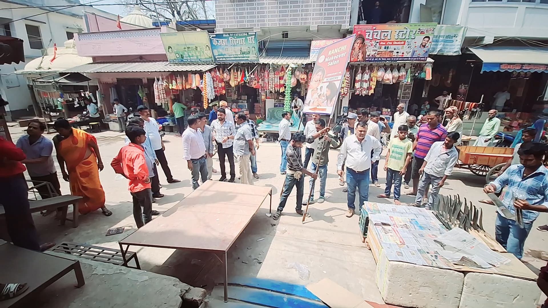 अतिक्रमणकारियों के खिलाफ नपं ने की कार्रवाई, कई दुकानदारों का सामान जब्त