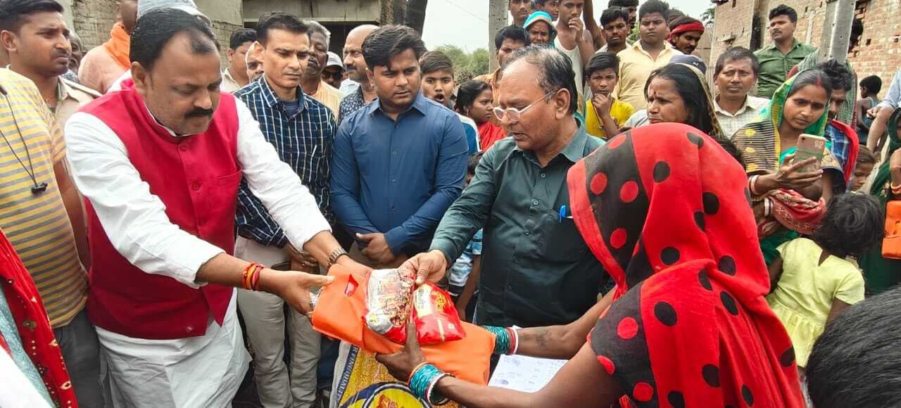 मौजपट्टी गांव में नौ परिवार के घर जलकर राख, 10 लाख का हुआ नुकसान