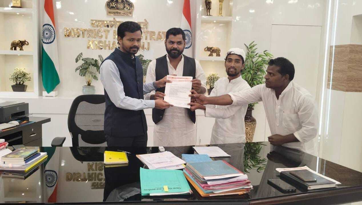 जिप सदस्य ने आशीर्वाद व परामर्श पद यात्रा को ले डीएम को सौंपा ज्ञापन