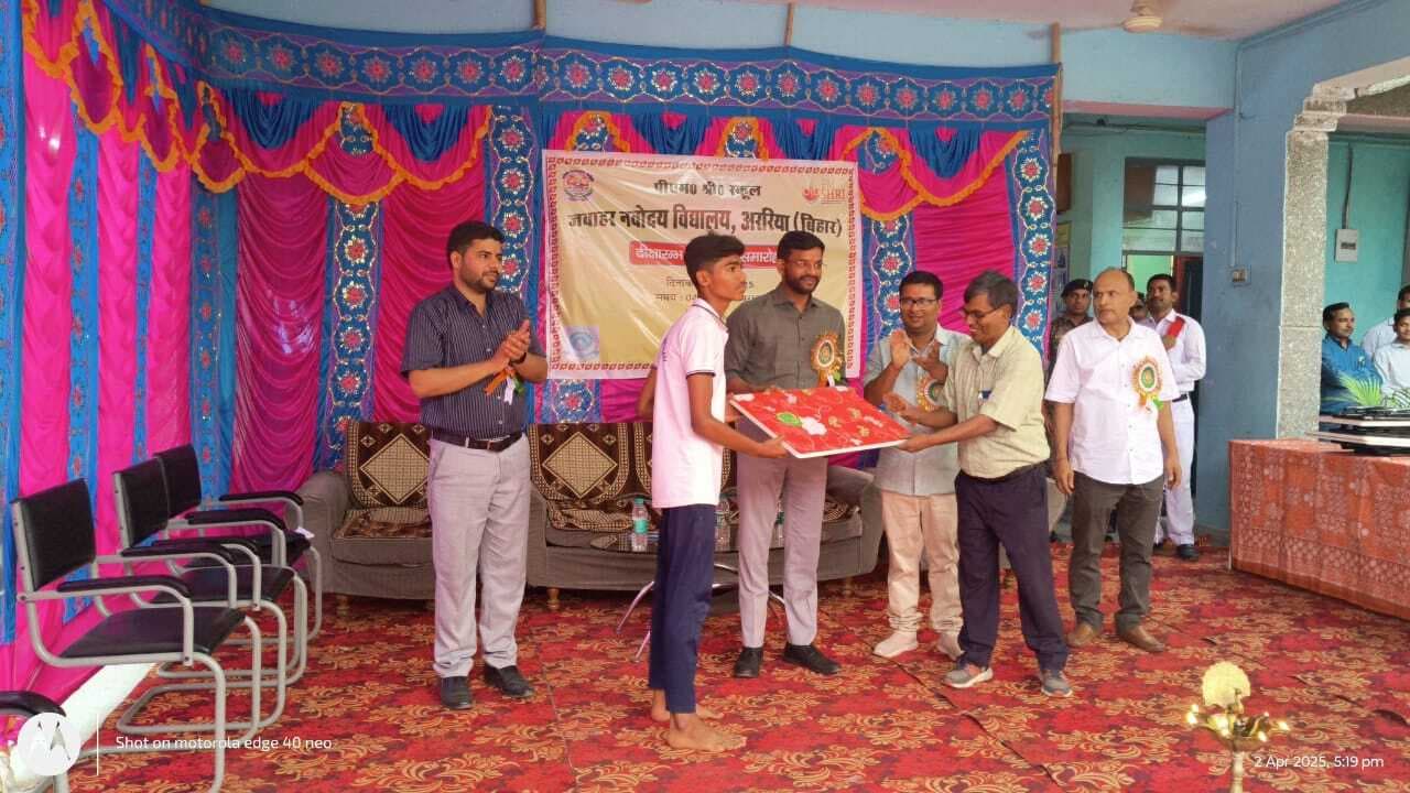 डीएम ने बच्चों को दिया सफलता का मूलमंत्र