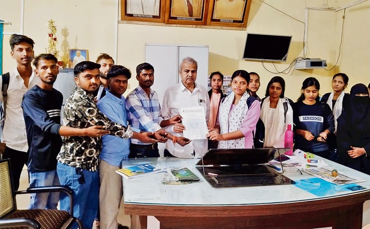 Gopalganj News : अभाविप ने केआर कॉलेज के प्राचार्य से सुविधा बहाल करने की मांग उठायी