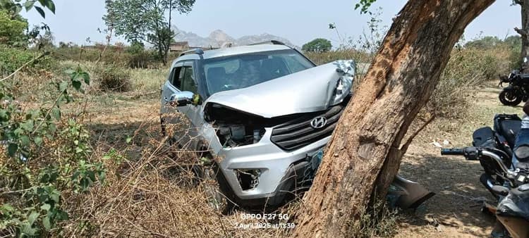 सारठ में पेड़ से टकरायी कार, बाल-बाल बचे सवार