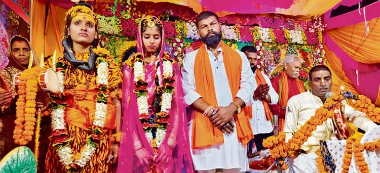 Gopalganj News : श्रीमद्भागवत कथा के दौरान निकाली गयी शिव-पार्वती विवाह की झांकी, तो भावविह्वल हुए लोग