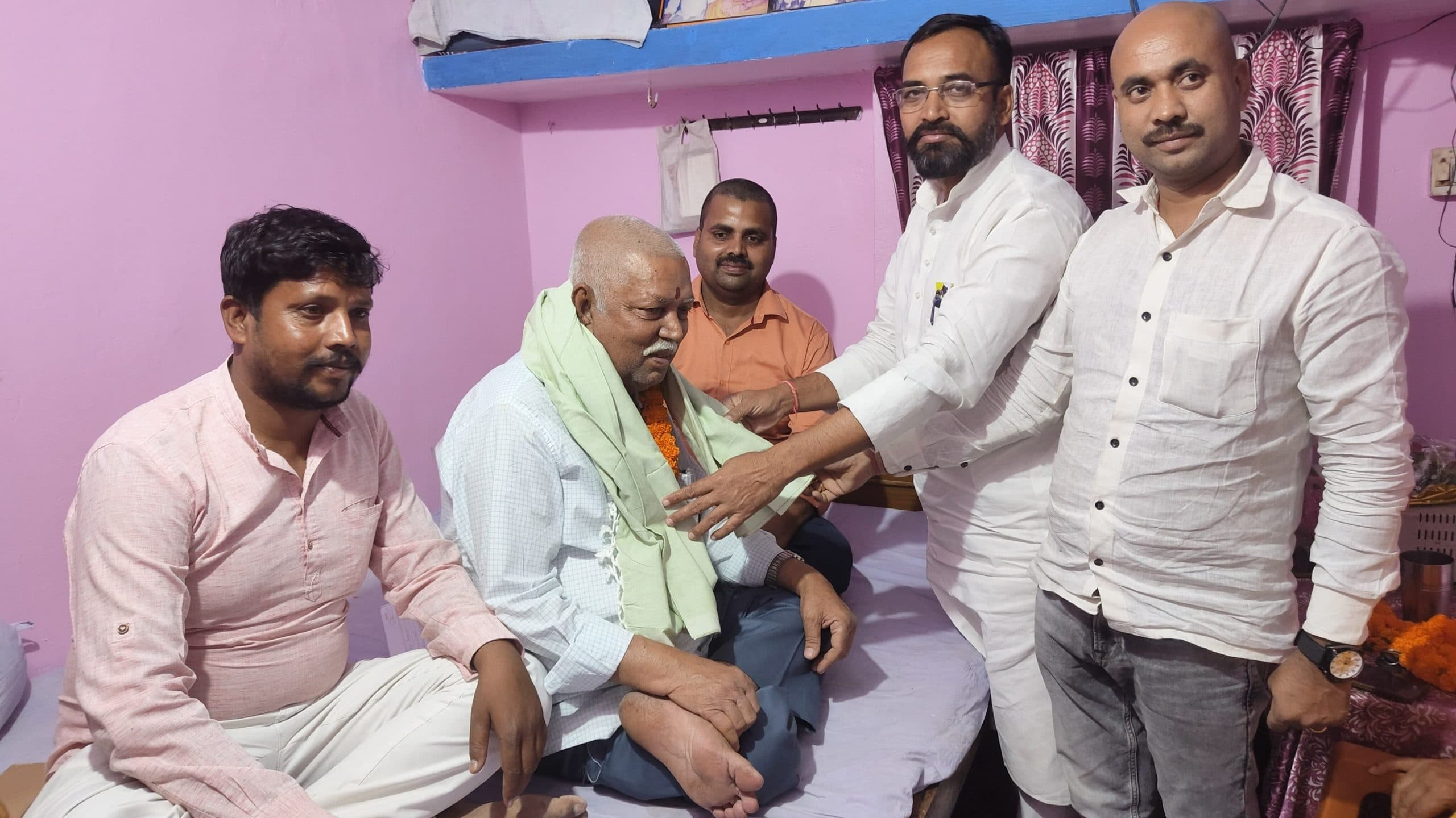 समारोह आयोजित कर सेवानिवृत्त कर्मी को किया गया सम्मानित