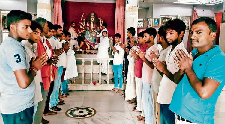 Gopalganj News : लालू प्रसाद की तबीयत बिगड़ी, पैतृक गांव फुलवरिया में चिंता और दुआओं का दौर