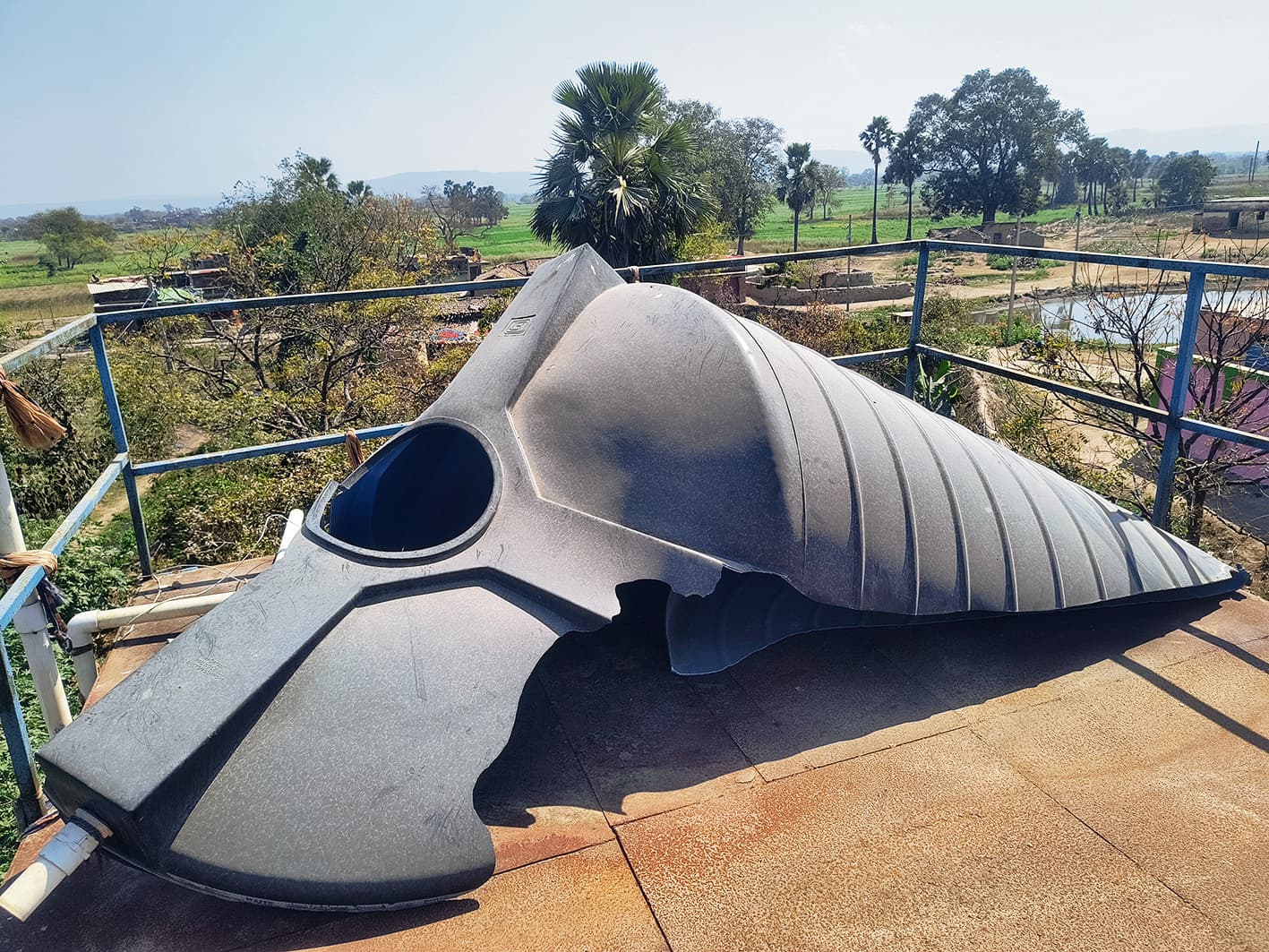 Sasaram news. नल जल योजना की पानी टंकी फटी, सप्लाइ बंद