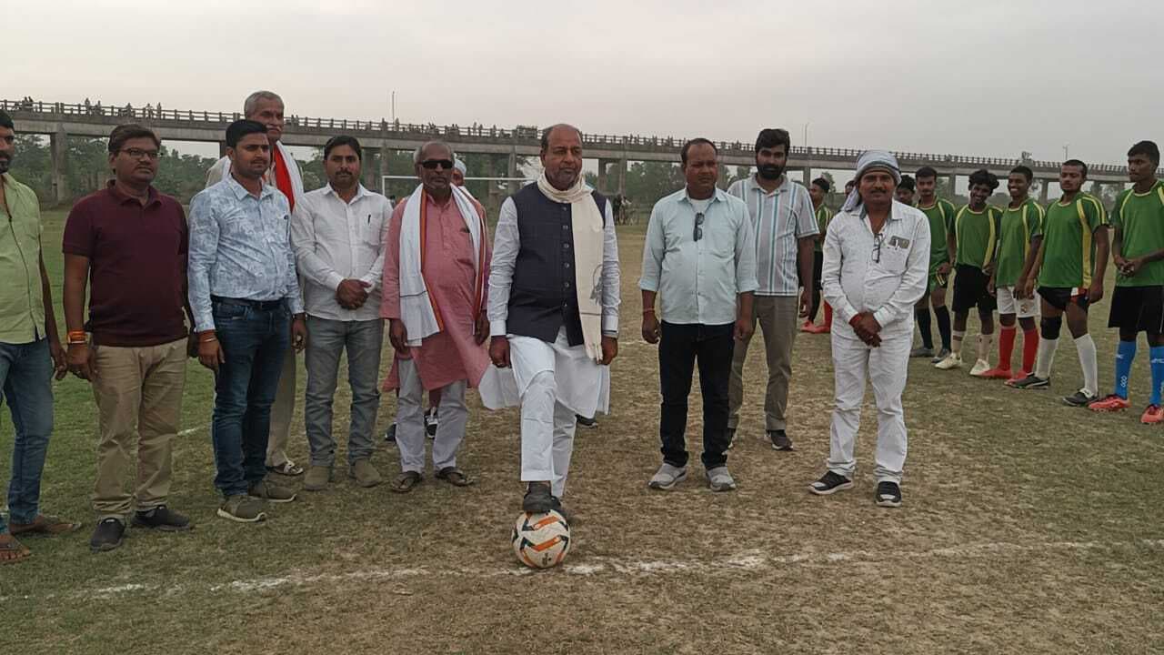 Madhubani News : सात दिवसीय फुटबॉल टूर्नामेंट का हुआ शुभारंभ