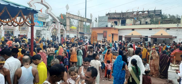 Aurangabad News : छठ व्रतियों से गुलजार हुआ सूर्य नगरी देव