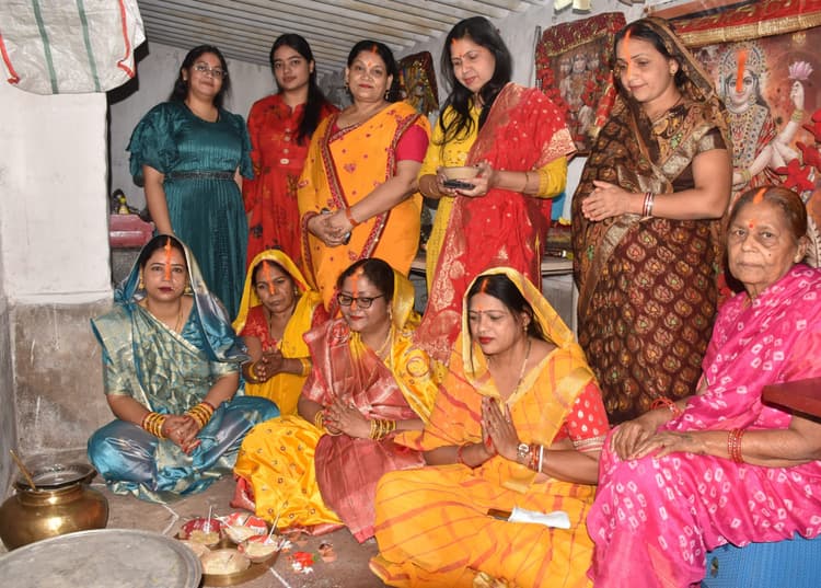 Bokaro News : पेन्हीं ना बलम जी पियरिया, छठी बहंगी उठाय, दउरा घाटे पहुंचाए..