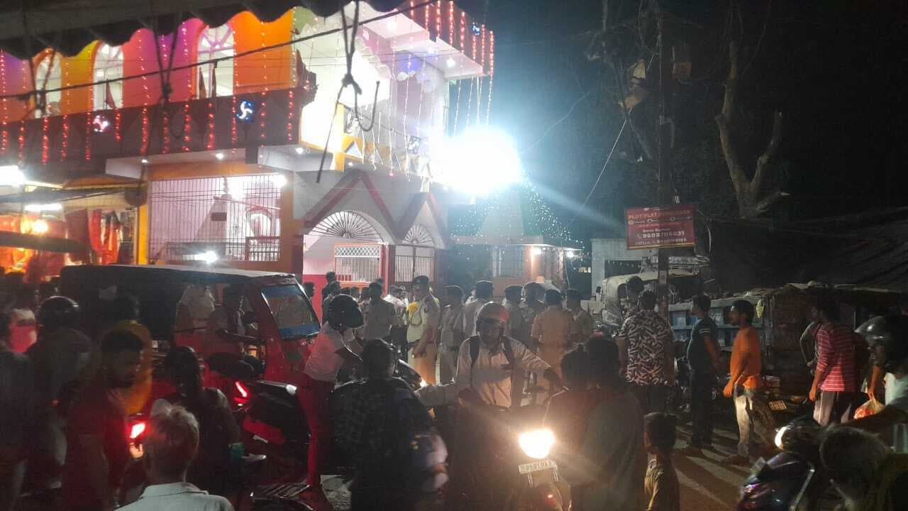 पुलिस ने बंद कराया मंदिर का लाउडस्पीकर, विरोध में जाम