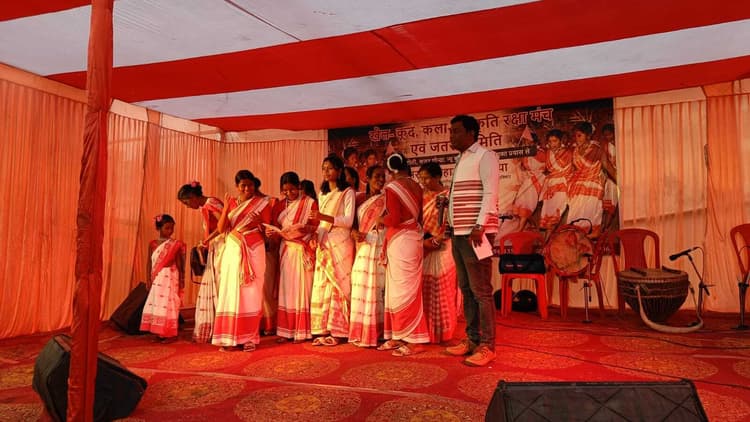 ranchi news : झारखंड यूनिवर्सिटी ऑफ टेक्नोलॉजी और बिरला मैदान में सरहुल महोत्सव मनाया गया