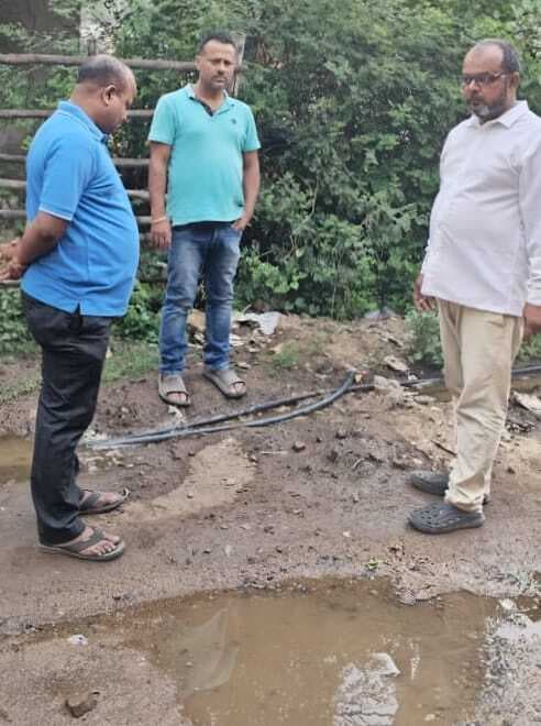 Jamshedpur News : कांग्रेस नेता ने बागबेड़ा में पानी का अवैध कनेक्शन देने से रोका