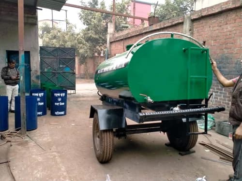 प्राइवेट टैंकर 600 रुपये में बेच रहें हैं पानी