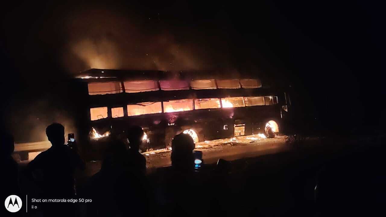 Motihari news : बंगरी ओवरब्रिज पर चलती बस में लगी आग, यात्रियों ने कूदकर बचायी जान