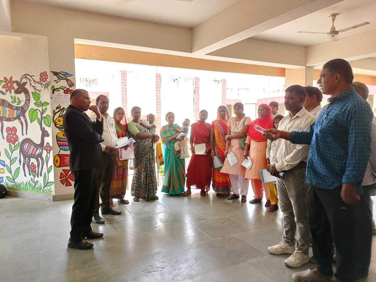 एलएडीसी ने इचाक व करियातपुर में कानूनी जागरूकता अभियान चलाया