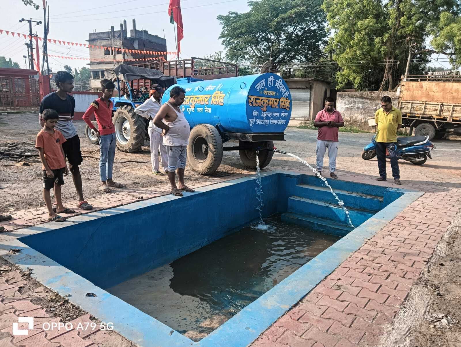 Jamshedpur news. कृत्रिम छठ घाटों पर निःशुल्क पानी की व्यवस्था करा रहे हैं राजकुमार सिंह